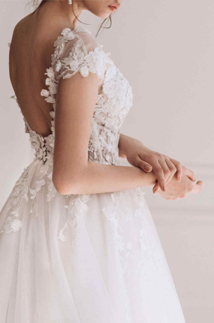 https://www.caprimydaywedding.com/wp-content/uploads/2020/12/wedding_dress_07-850x1280.jpg