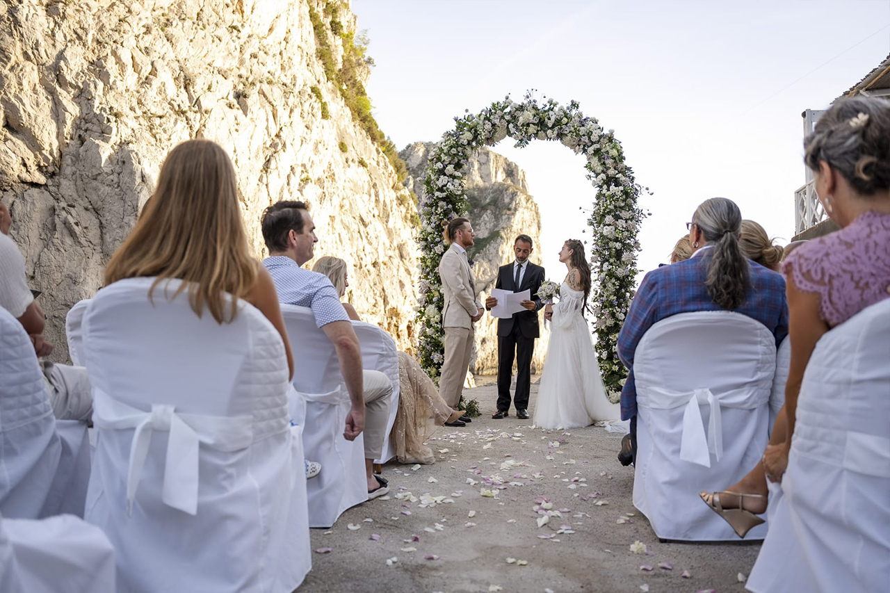 Matrimonio in spiaggia Capri - matrimonio Da Luigi ai Faraglioni - Capri my Day